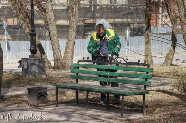 Скамейки красят и ремонтируют в парках Смоленска