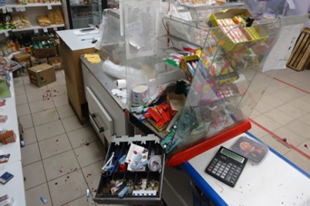 В Новокуйбышевске мужчина ограбил магазин, порезав лицо и руку продавщицы