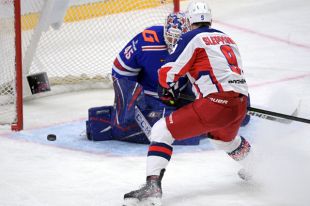 Игрок ЦСКА Антон Слепышев и вратарь СКА Магнус Хелльберг.