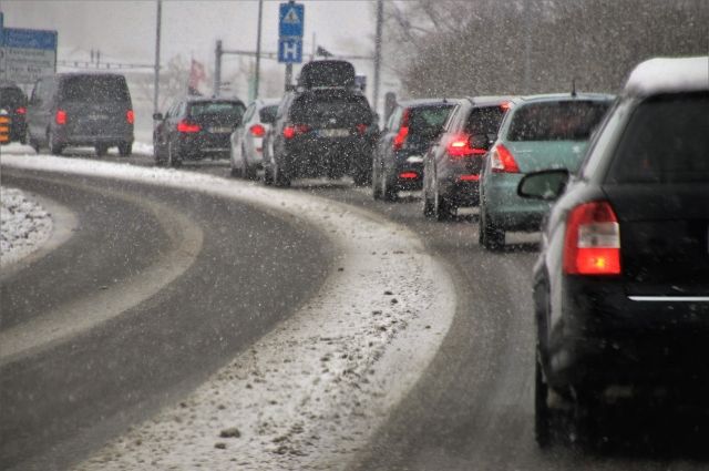 Очевидцы рассказали о ДТП и пробках в Смоленске во время снегопада