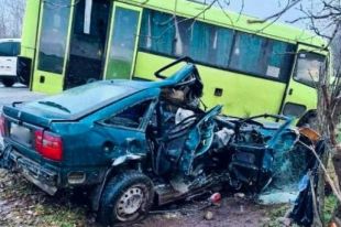 В Ивано-Франковской области столкнулись авто и автобус: есть пострадавшие.