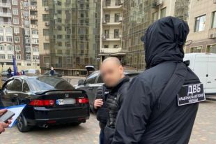 В Одессе правоохранитель требовал от веб-модели ежемесячно 600 долларов