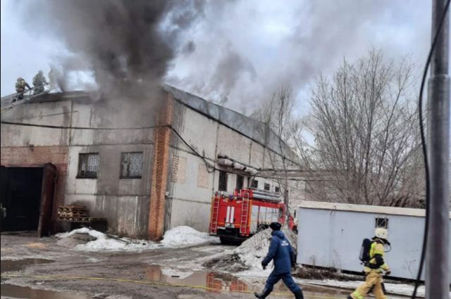 В Оренбурге горит складское помещение с пиломатериалами по проезду Автоматики. 