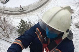 Вчера, 7 апреля, мужчина взобрался на крышу 17-этажного дома в Кировском районе Новосибирска. Ему понадобилась помощь спасателей.