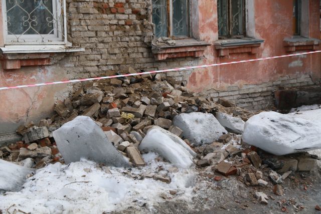 Обрушение стены дома по ул. Советской Армии в Барнауле