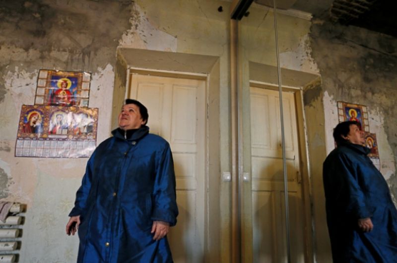 71-летняя местная жительница Светлана Липешина показывает свой дом, поврежденный во время военного конфликта между армией Донецкой Народной Республики и украинскими военными в Донецке.