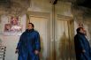 71-летняя местная жительница Светлана Липешина показывает свой дом, поврежденный во время военного конфликта между армией Донецкой Народной Республики и украинскими военными в Донецке.