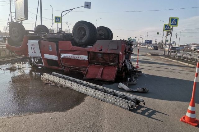 В Омске пожарная машина перевернулась после столкновения с легковым авто