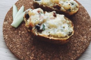 Картофель, фаршированный сметанно-беконной начинкой: рецепт вкусного блюда