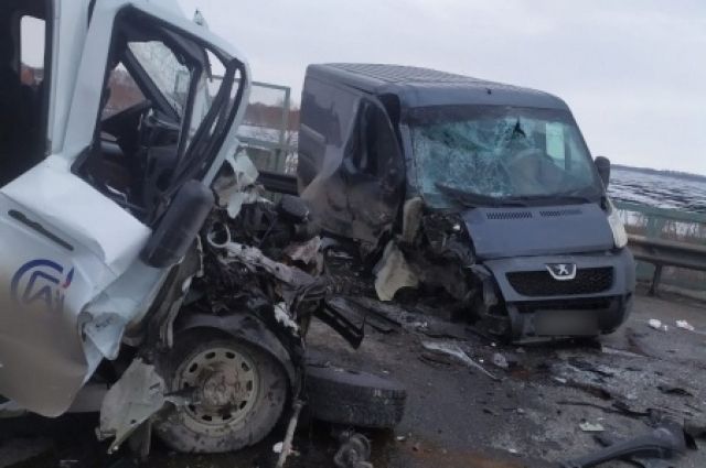 Два человека пострадали при столкновении грузовиков в Омском районе