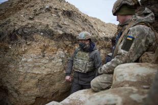 Зеленский посетил позиции украинских войск на передовой