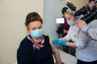 В Оренбургской области ввели стотысячную дозу вакцины от коронавируса.