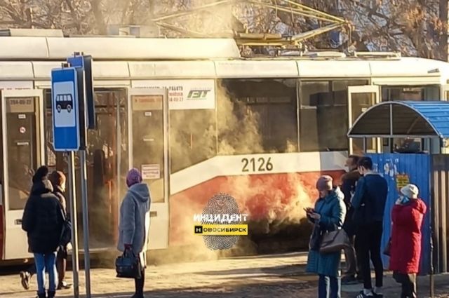 Трамвай задымился на улице Котовского в Новосибирске
