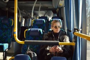 Новый тарифный план будет действовать на всех видах муниципального транспорта — в метро, автобусах, трамваях, троллейбусах.
