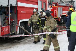 Пожарные эвакуировали 14 человек.