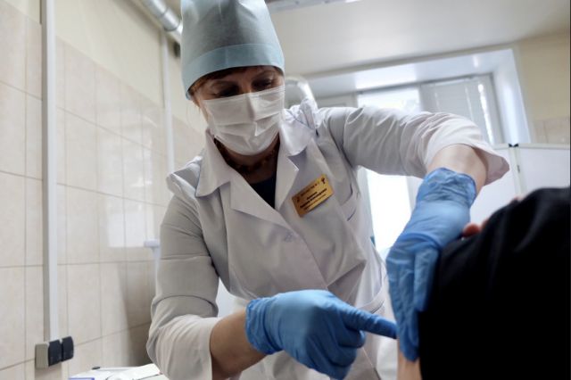 Выездная бригада вакцинировала работников Чкаловского завода в Новосибирске