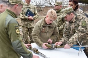 Военный атташе при посольстве США в Украине посетила зону ООС