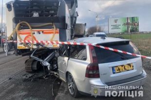 В Закарпатской области автомобиль врезался в спецтехнику: есть жертвы.