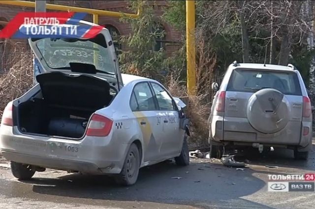 В Тольятти в столкновении с кроссовером пострадал пассажир такси