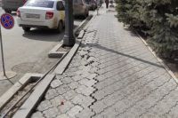 В Оренбурге на проспекте Победы меняют провалившуюся плитку, уложенную в прошлом году.