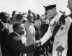 Герцог Эдинбургский приветствует людей во время своего визита в Кению. 1952 год.