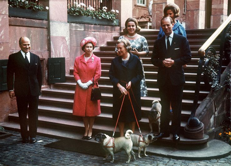 Королева Великобритании Елизавета II и ее муж принц Филипп, герцог Эдинбургский во время визита к принцу Людвигу Гессенскому и его жене, принцессе Маргарет в замке Вольфсгартен в Лангене, недалеко от Дармштадта, Западная Германия, 20 мая 1965 года.