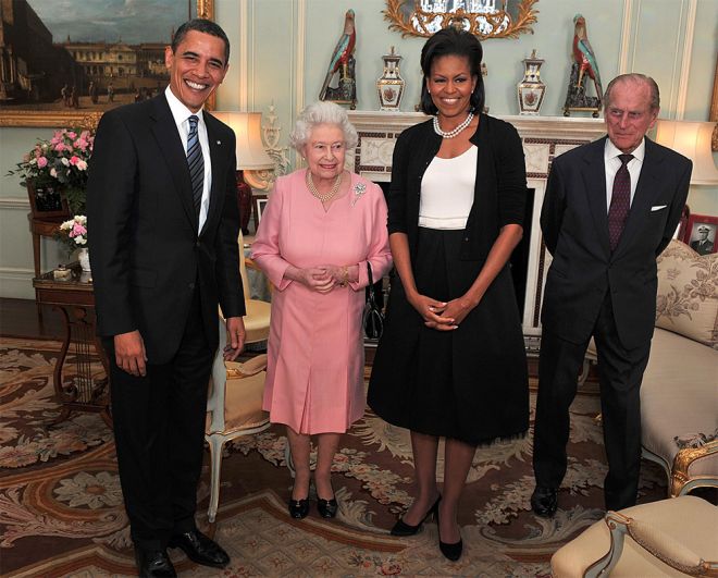 Президент США Барак Обама, его жена Мишель, королева Елизавета II и герцог Эдинбургский во время аудиенции в Букингемском дворце в Лондоне. 2009 год.