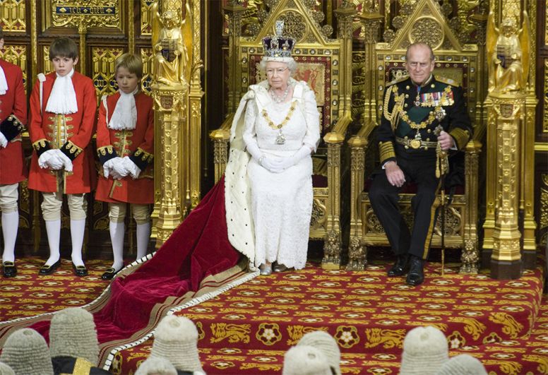 Королева Елизавета II и герцог Эдинбургский на государственном открытии парламента в здании парламента в Вестминстере, Лондон. ПРЕСС-АССОЦИАЦИЯ Фото. Дата изображения: среда, 3 декабря 2008 г.