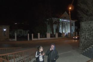 В Луцке парень с девушкой сорвали со здания флаг Украины