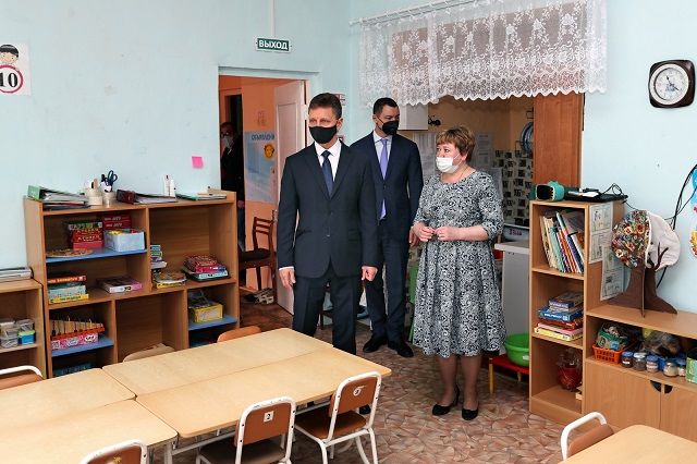 Владимир Сипягин выделил 250 млн рублей на подготовку детских садов и школ