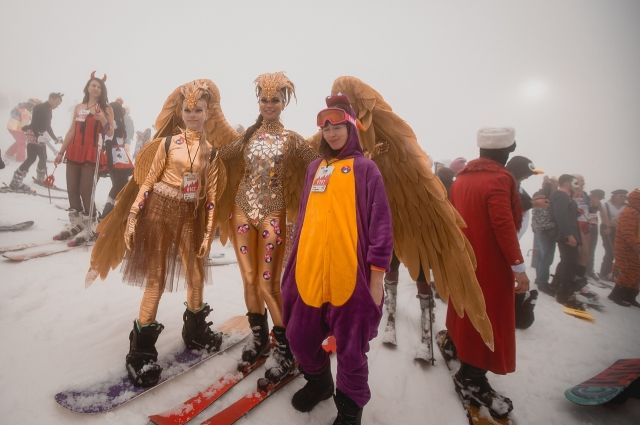 В Сочи 652 человека в карнавальных костюмах спустились с гор на сноубордах