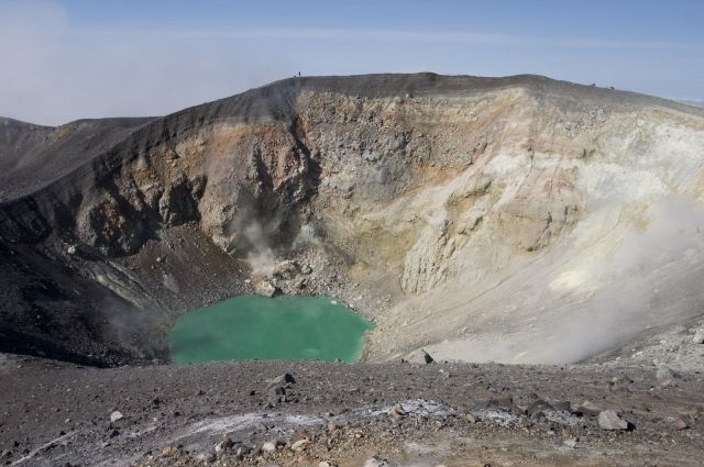 Вулкан Эбеко на Курилах выбросил столб пепла на высоту 4,5 километра