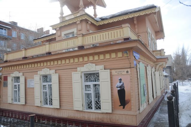 Красивый особняк с мезонином стоит в историческом центре Омска.