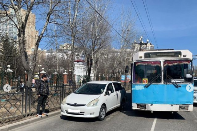 В Хабаровске троллейбус врезался в машину с ребёнком внутри