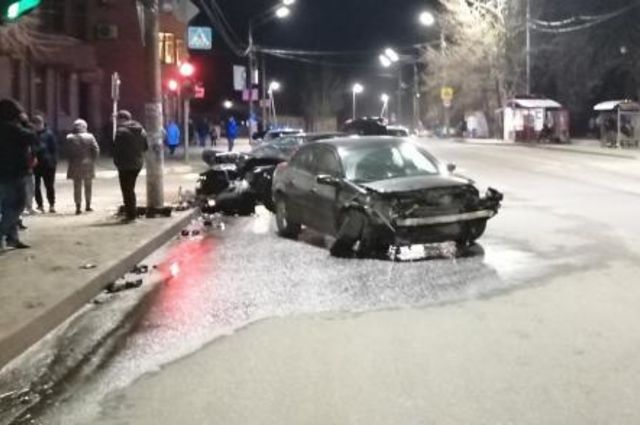 В Брянске водитель иномарки устроил ДТП на светофоре, пострадали дети