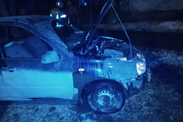 В Краснокамске неизвестный мужчина облил капот автомобиля горючим и поджёг