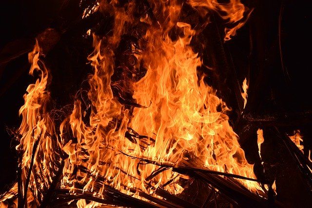 В Тбилисском районе мужчина выпрыгнул со второго этажа горящего дома