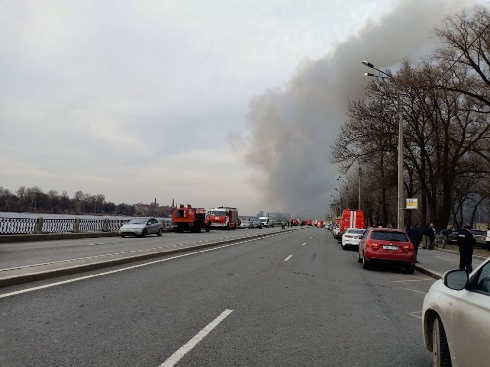 Столб дыма виден за несколько километров