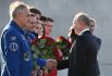 Президент РФ Владимир Путин приветствует членов отряда космонавтов «Роскосмоса».