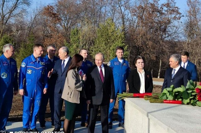 Путин возложил цветы к памятнику Гагарина в Парке покорителей космоса