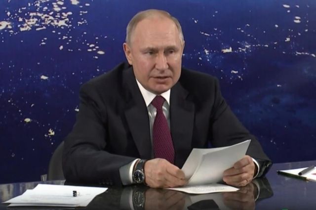 Президент РФ Владимир Путин проводит совещание в Энгельсе