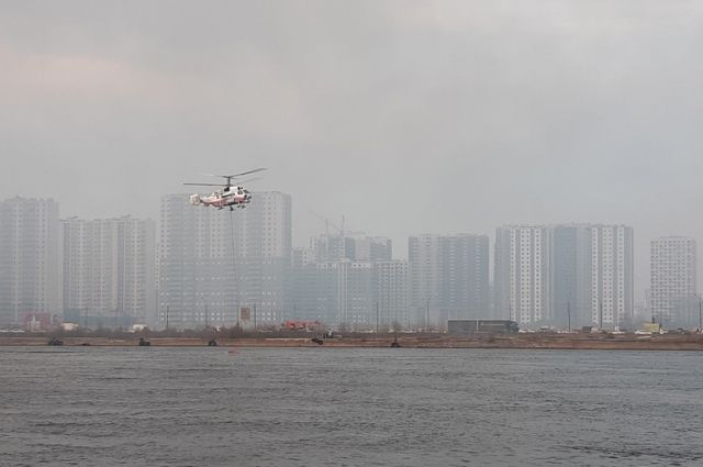Видео: вертолет Ка-32 набирает воду в Неве для тушения мануфактуры