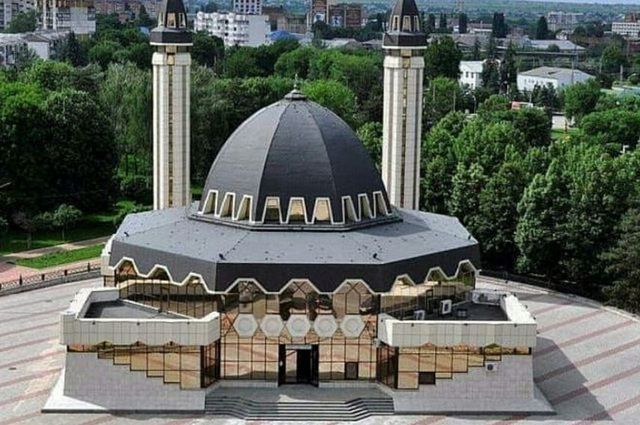 Соборная мечеть Нальчика открылась после ремонта для молитв с учётом ковида