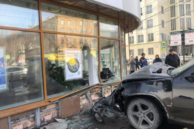 Подробности ДТП с участием BMW X5 в центре Новосибирска сообщили в ГИБДД