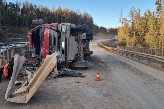 Водитель погиб при опрокидывании лесовоза на севере Иркутской области