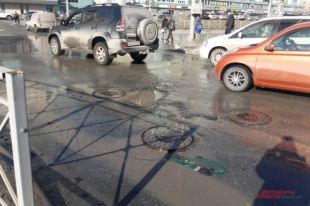 Автомобилисты массово пробивали в яме на Котовского колеса. Но тогда, 13 апреля 2015 года, они и представить не могли, что вскоре виновница их бед станет настолько популярной.