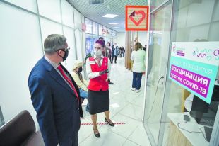 В 6 флагманских центрах госуслуг москвичи могут не только оформить разные бумаги, но и вакцинироваться.