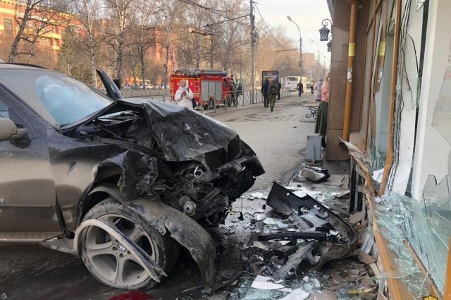 Появилось видео страшного ДТП с BMW X5 на Красном проспекте в Новосибирске