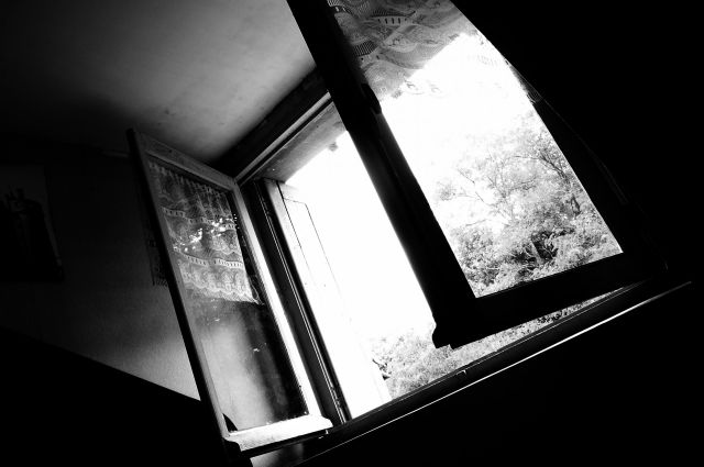 В Архангельской области из окна пятого этажа упал полуторагодовалый ребенок