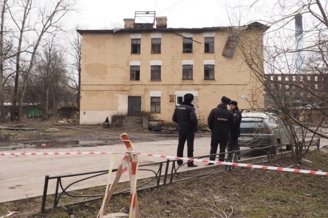 Петербургские полицейские продолжают дежурить у сгоревшего хостела